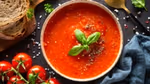 Schüssel Suppe mit Tomaten und Brot